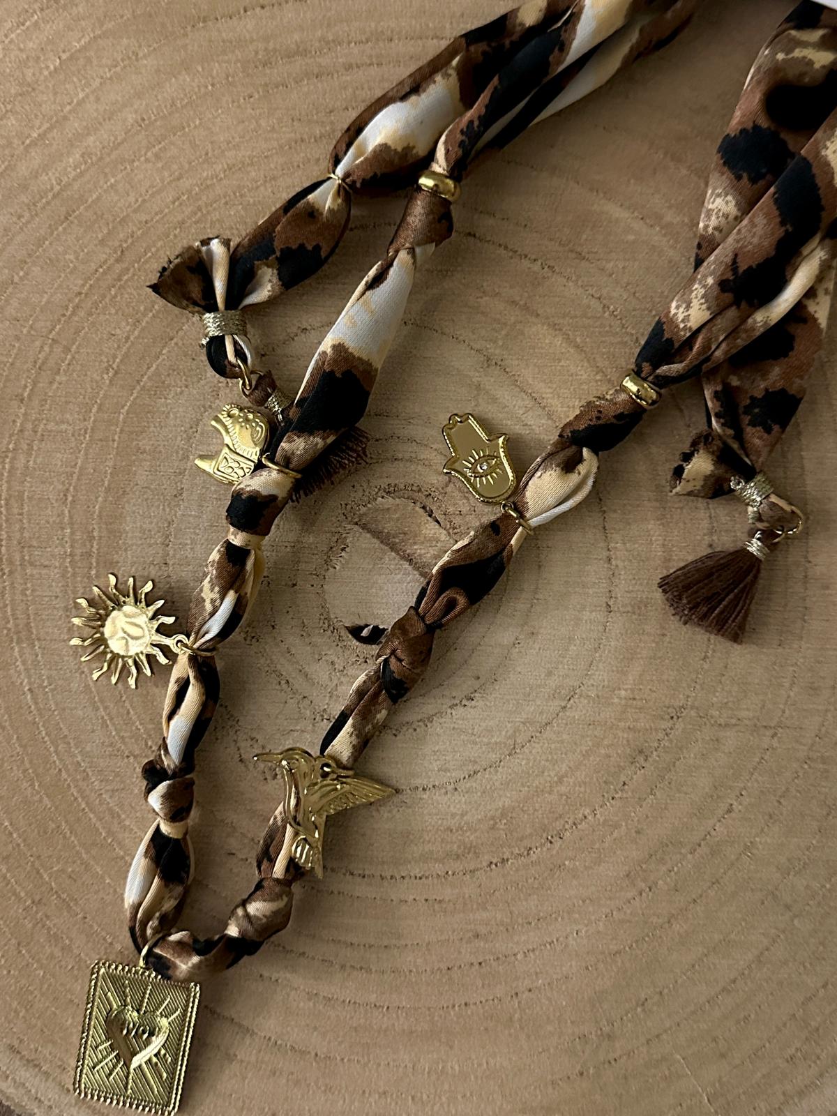 Collier tissu Léopard et plaques dorées