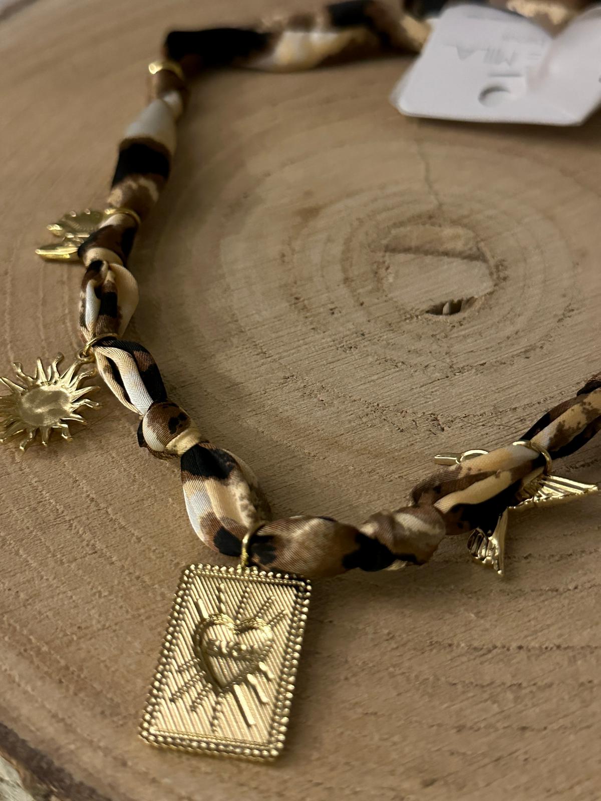 Collier tissu Léopard et plaques dorées