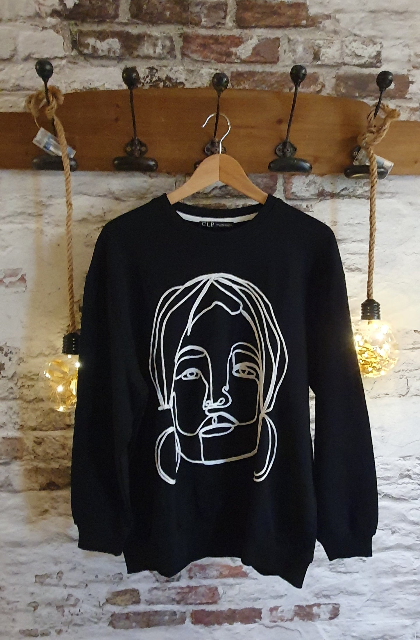 Sweat noir a motif brodé