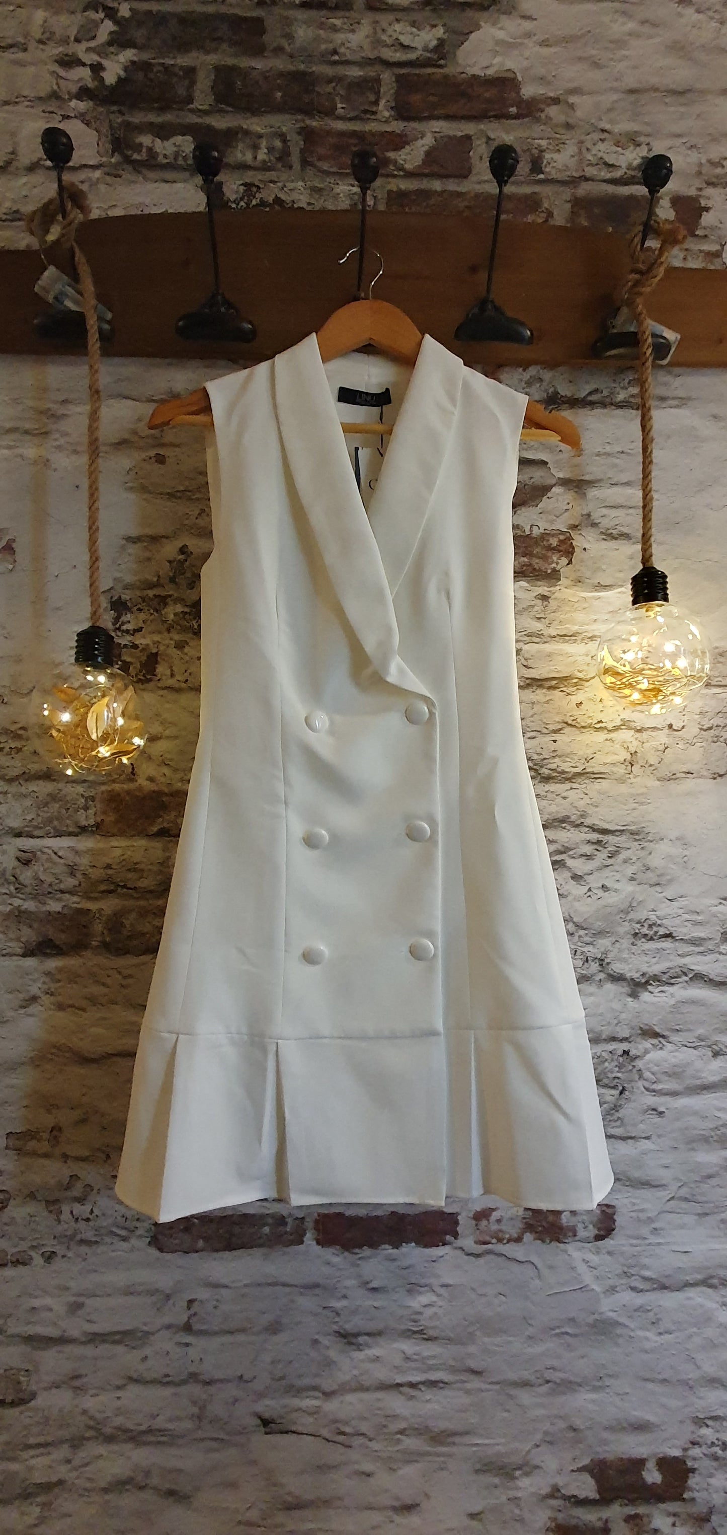 Robe blazer blanche plissée sans manches