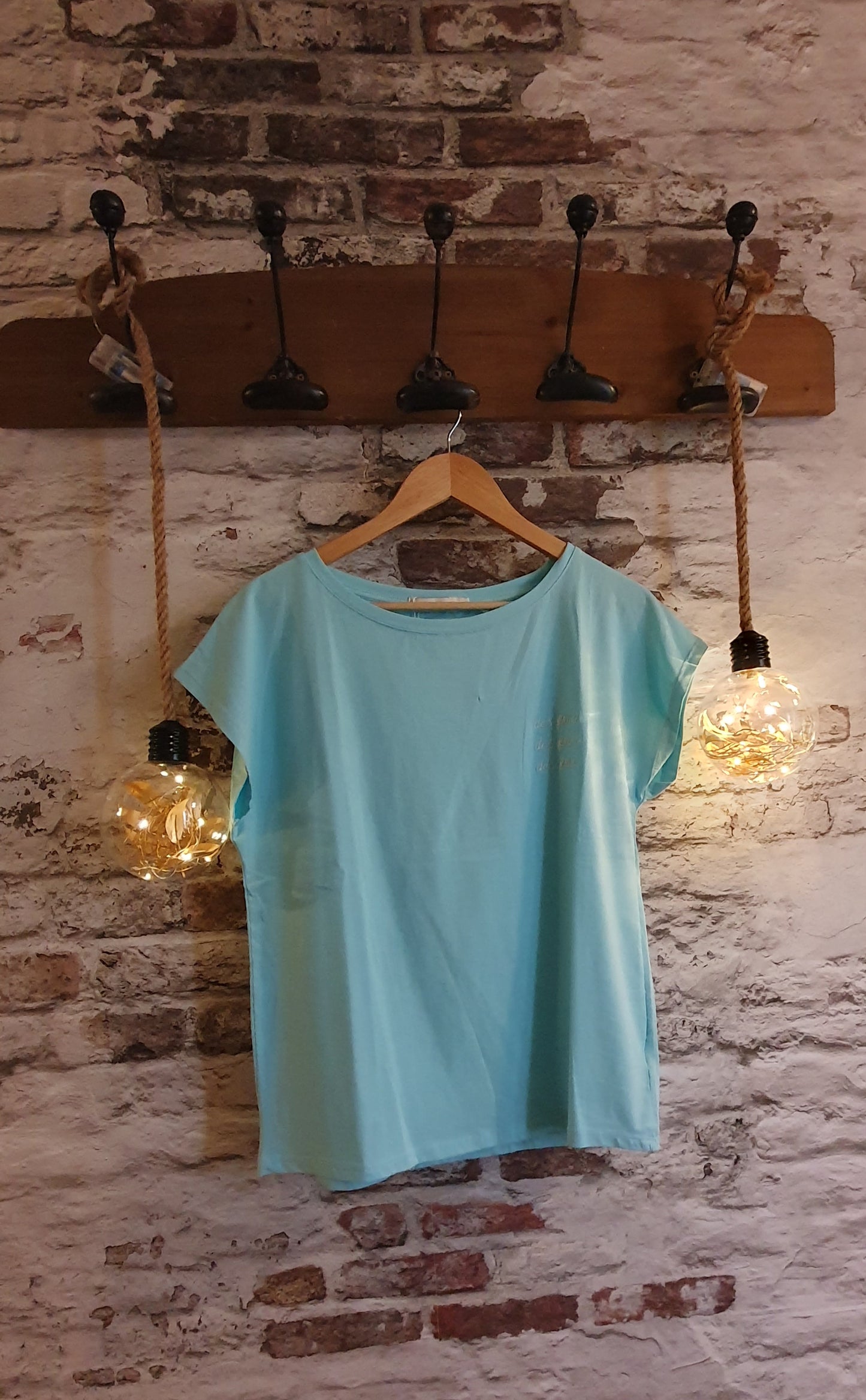 Tee-shirt turquoise avec inscription des frites des frites