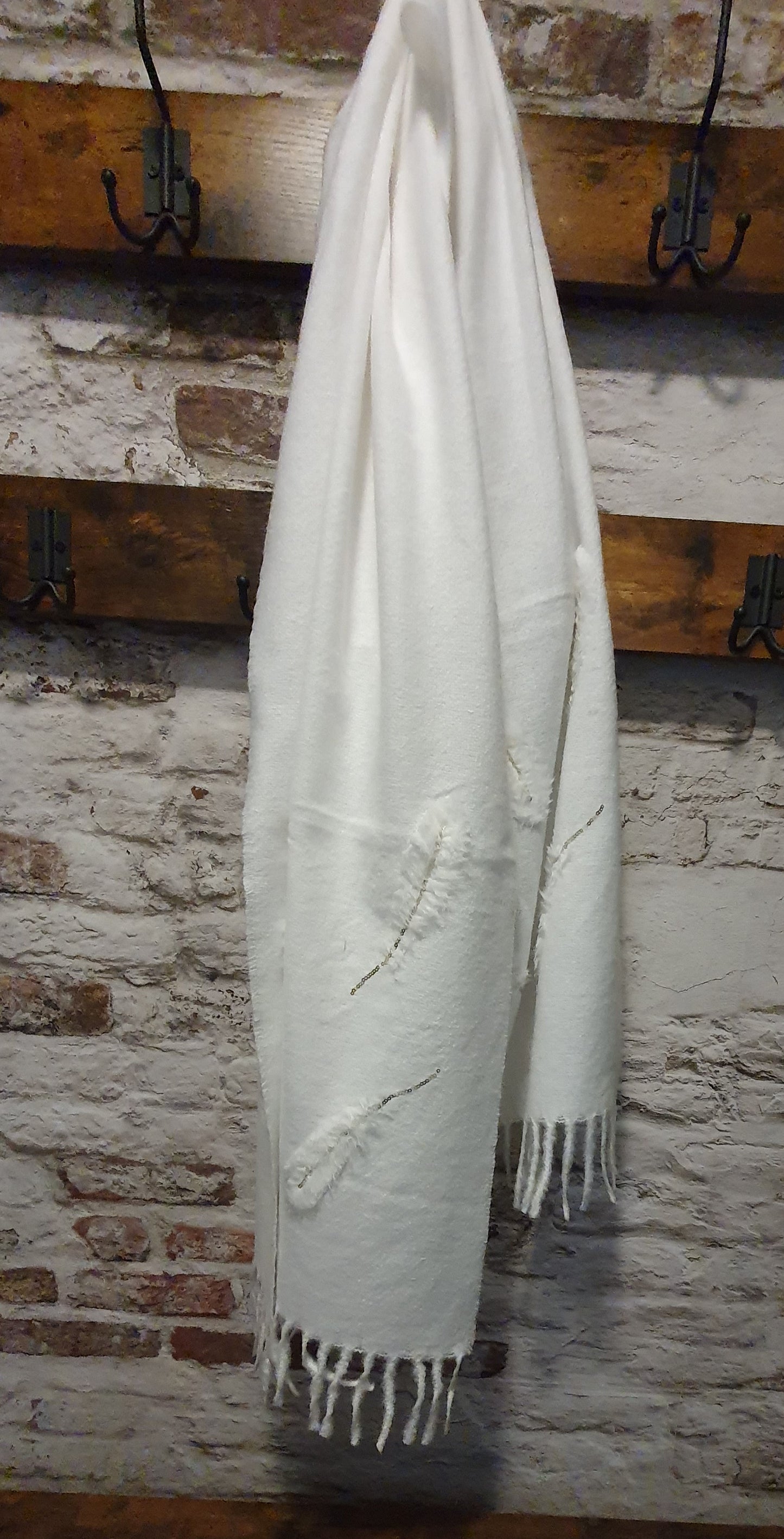 Echarpe blanche à franche motifs plumes