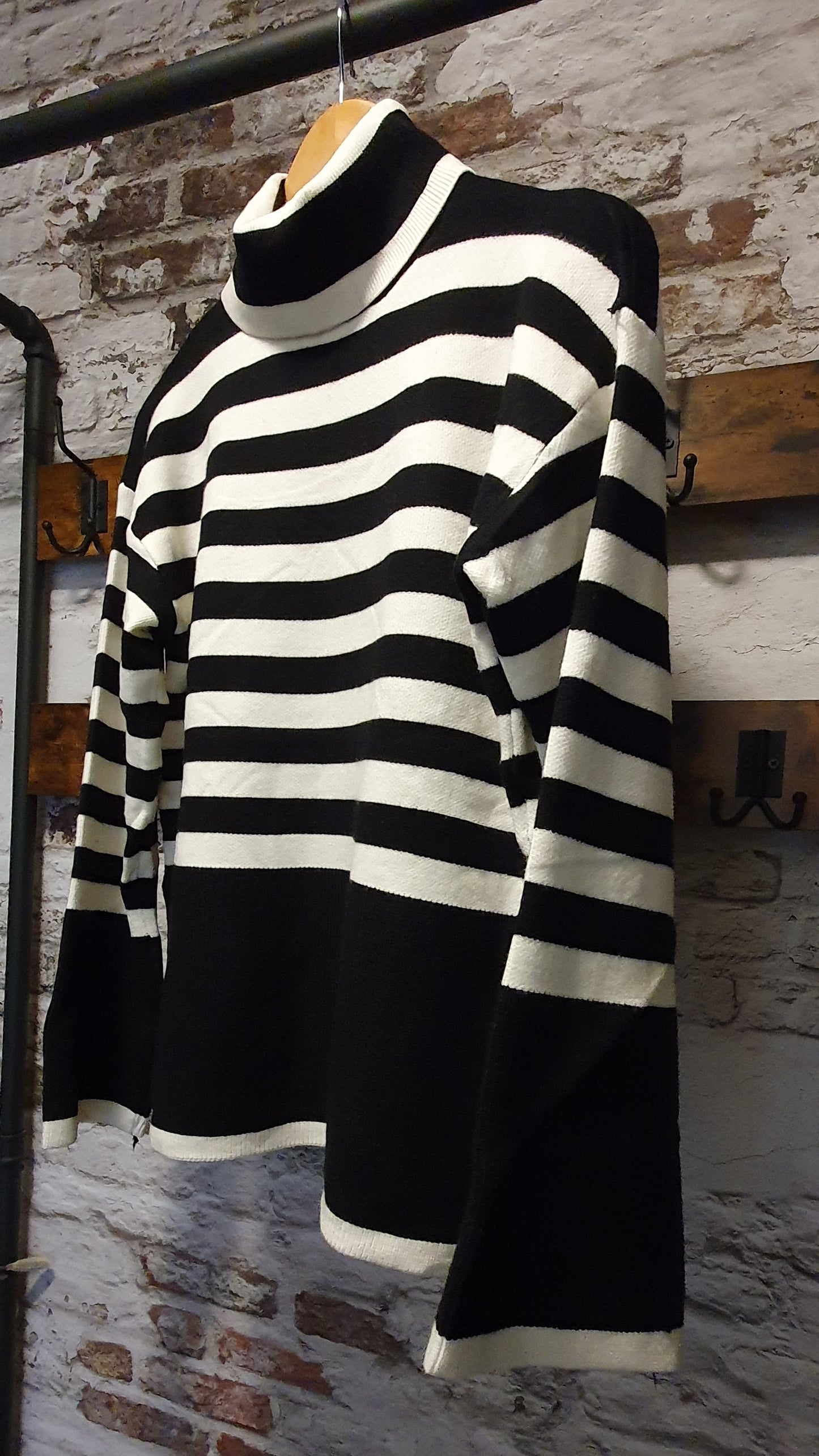 Pull rayé noir et blanc à col roulé
