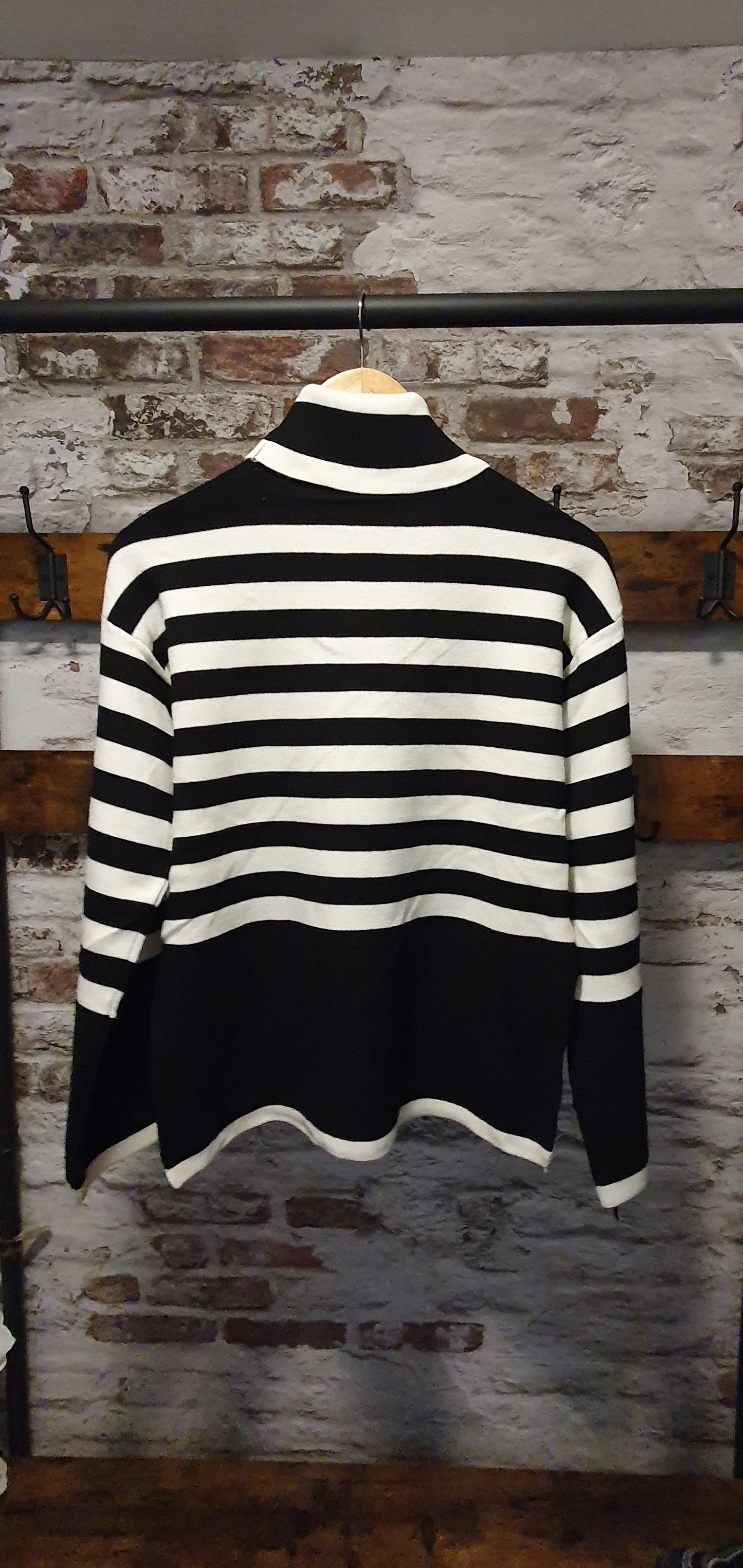 Pull rayé noir et blanc à col roulé