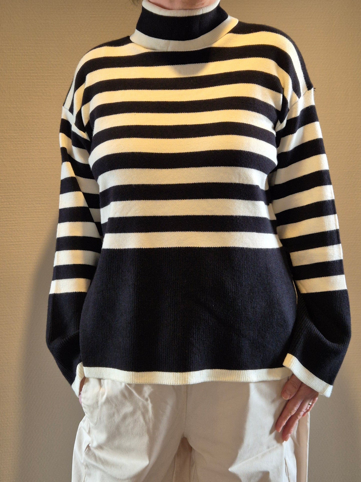 Pull rayé noir et blanc à col roulé