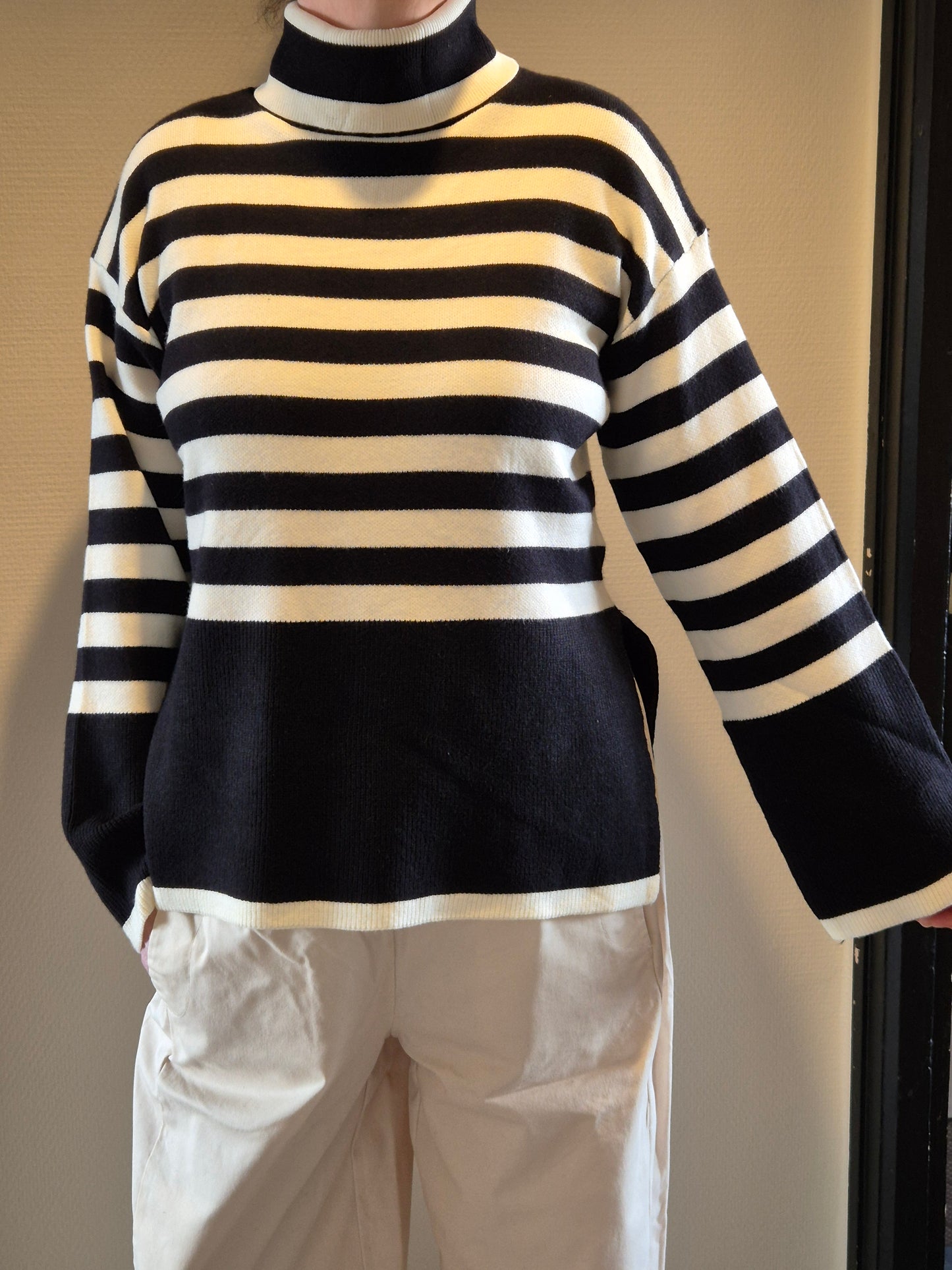 Pull rayé noir et blanc à col roulé