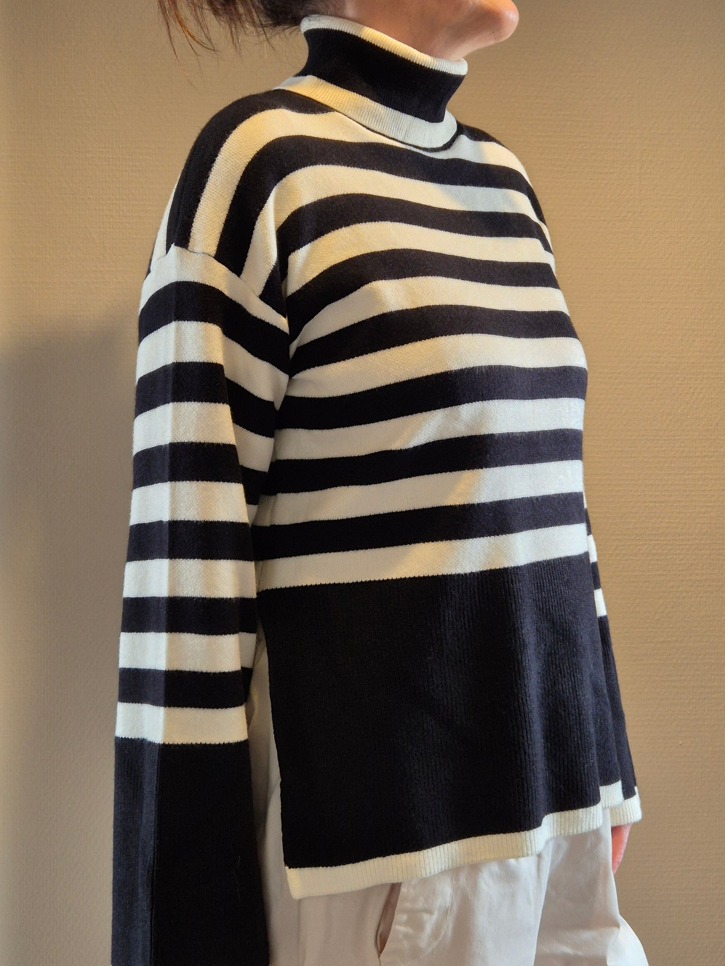 Pull rayé noir et blanc à col roulé