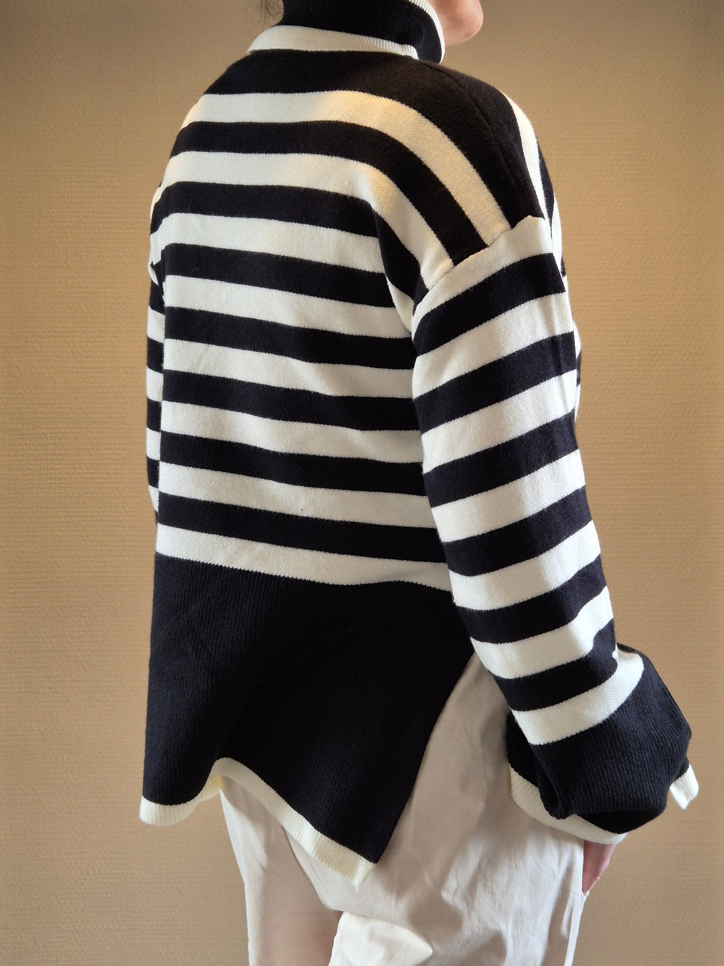 Pull rayé noir et blanc à col roulé