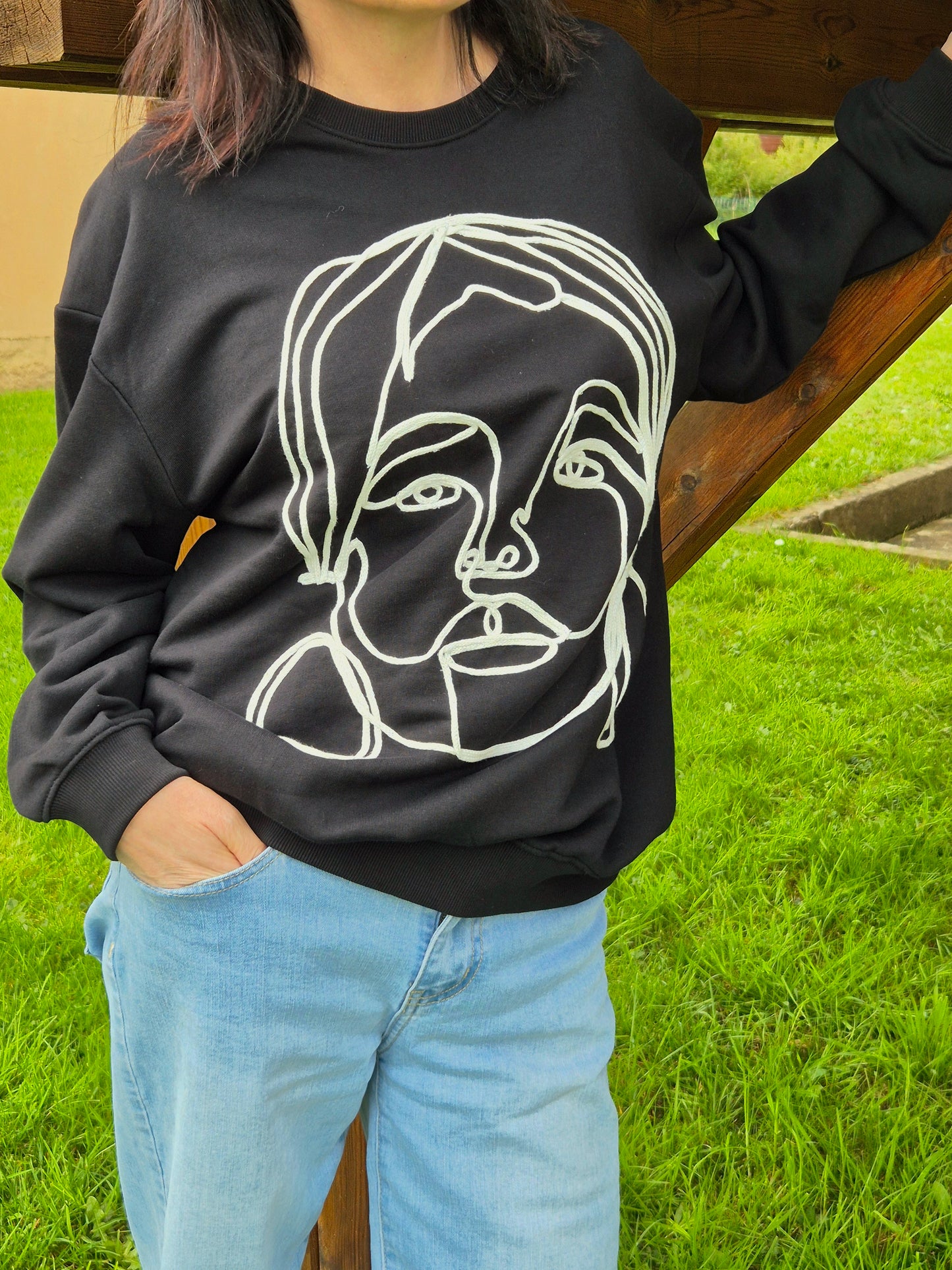 Sweat noir a motif brodé