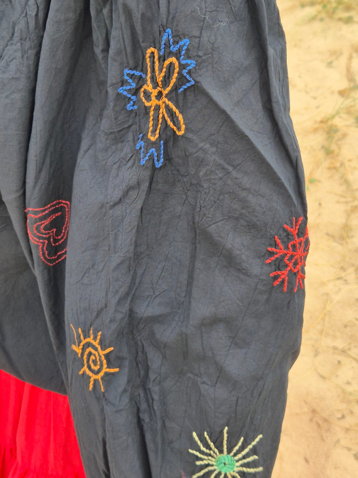 Chemise noire en voile de coton broderies