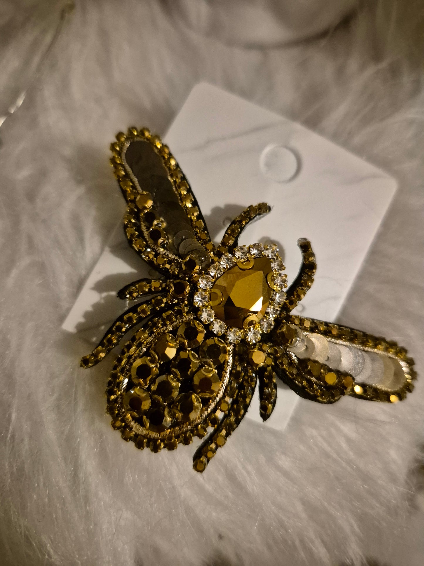 Broche scarabée dorée