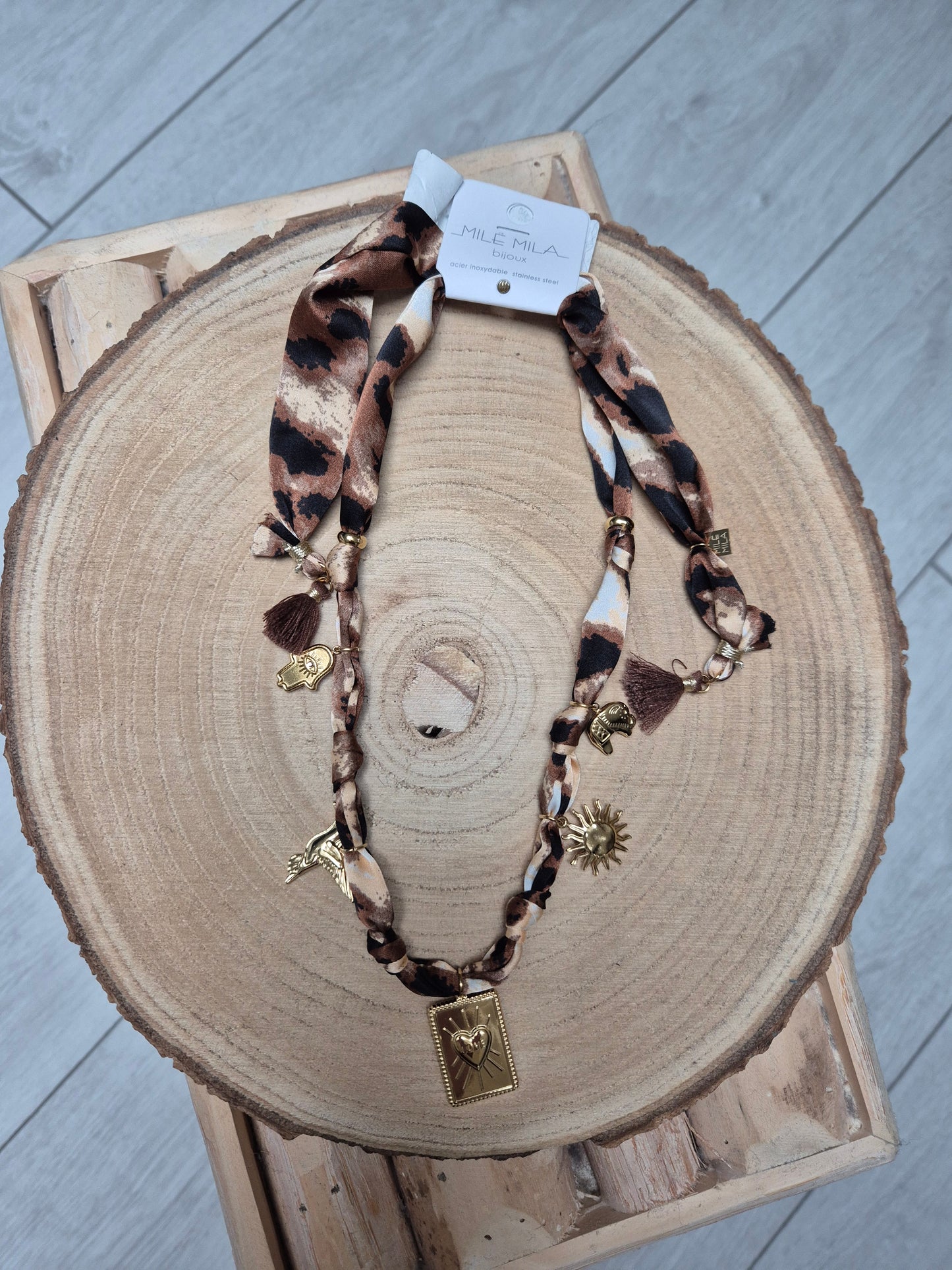 Collier tissu Léopard et plaques dorées