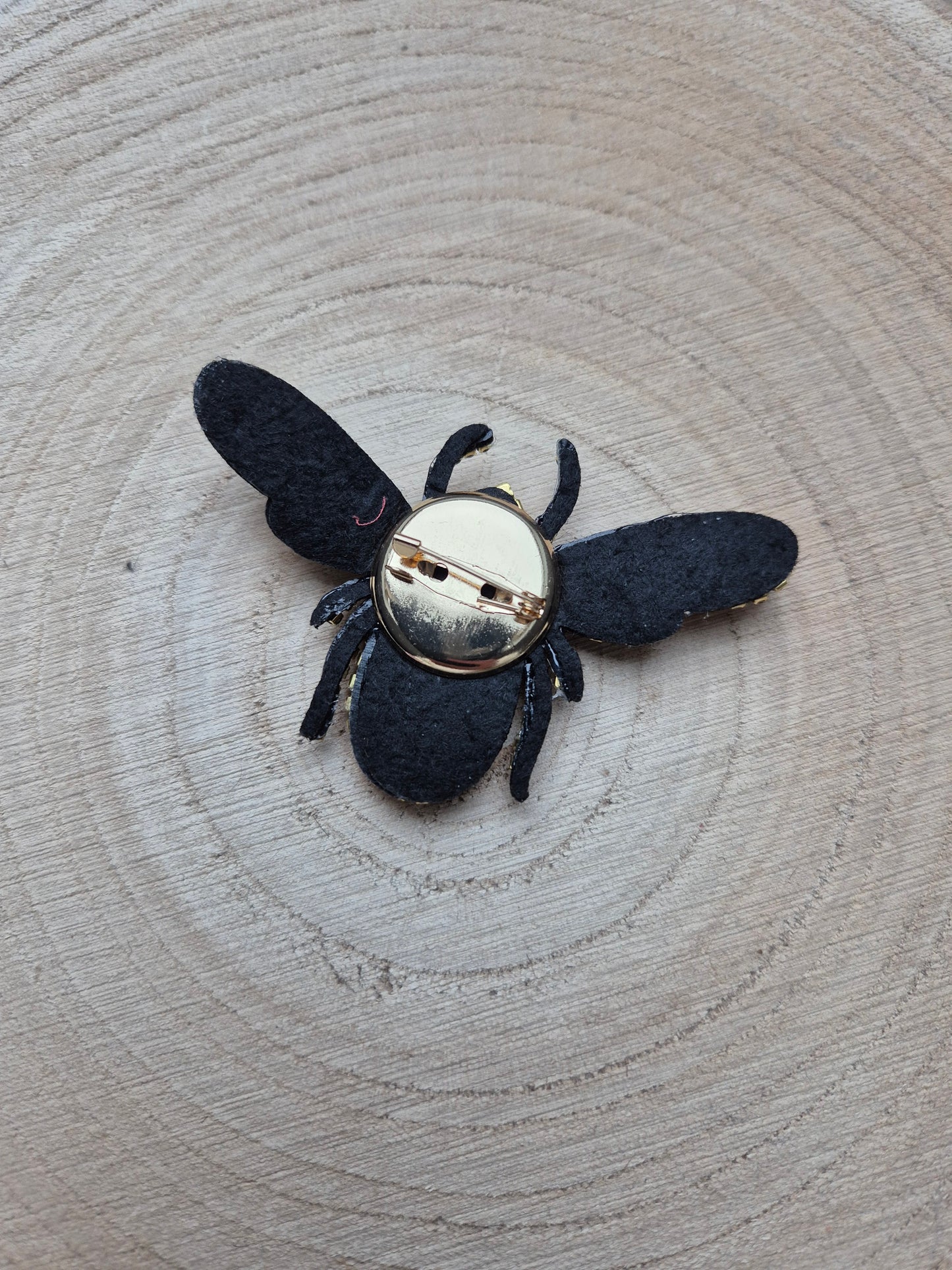 Broche scarabée dorée