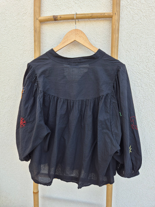 Chemise noire en voile de coton broderies