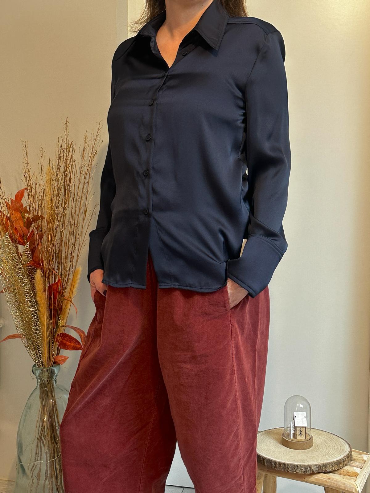 Chemise en satin bleu marine