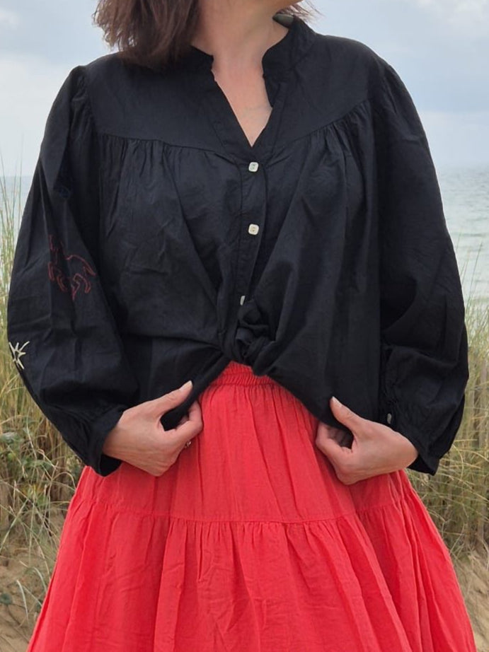 Chemise noire en voile de coton broderies