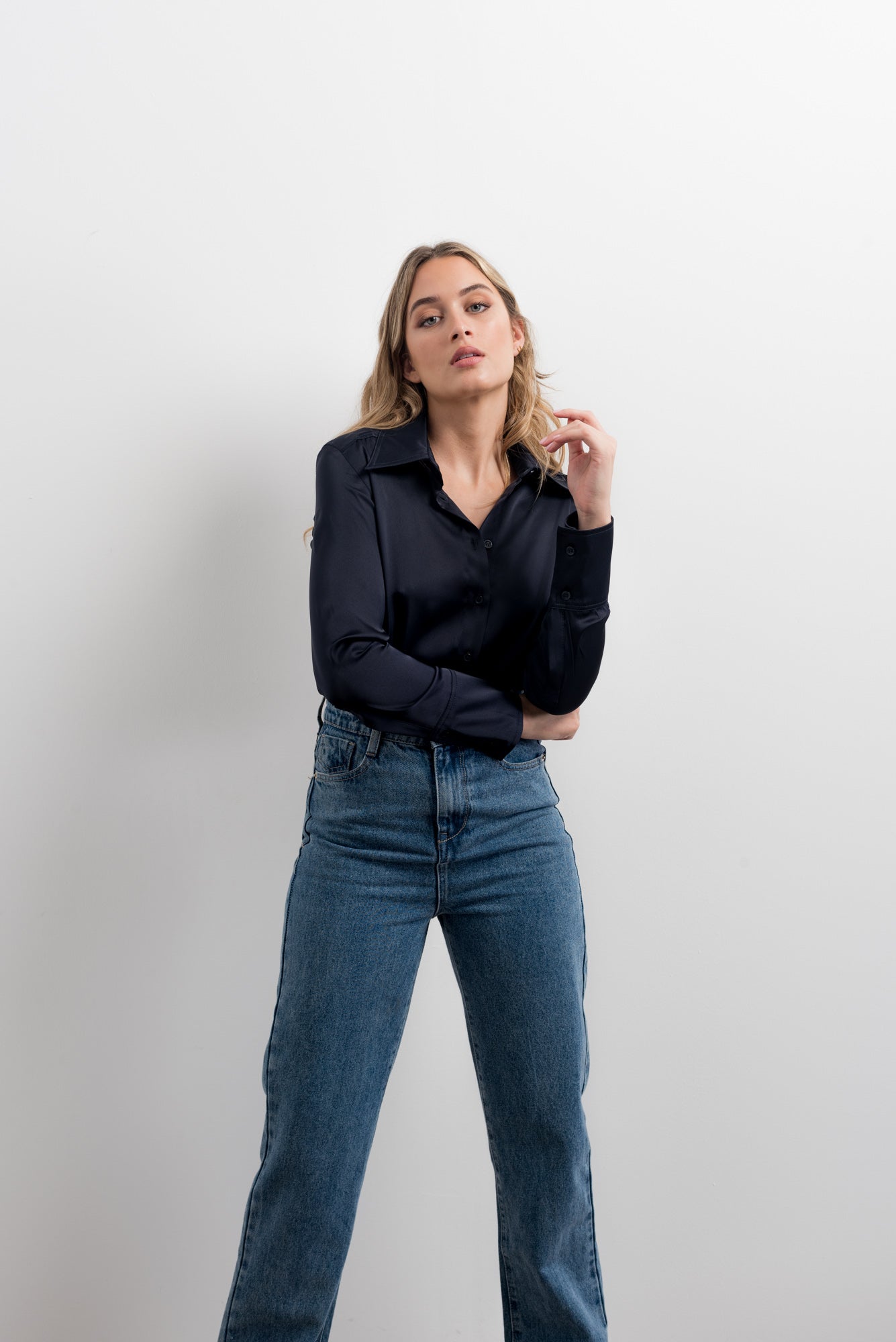 Chemise en satin bleu marine
