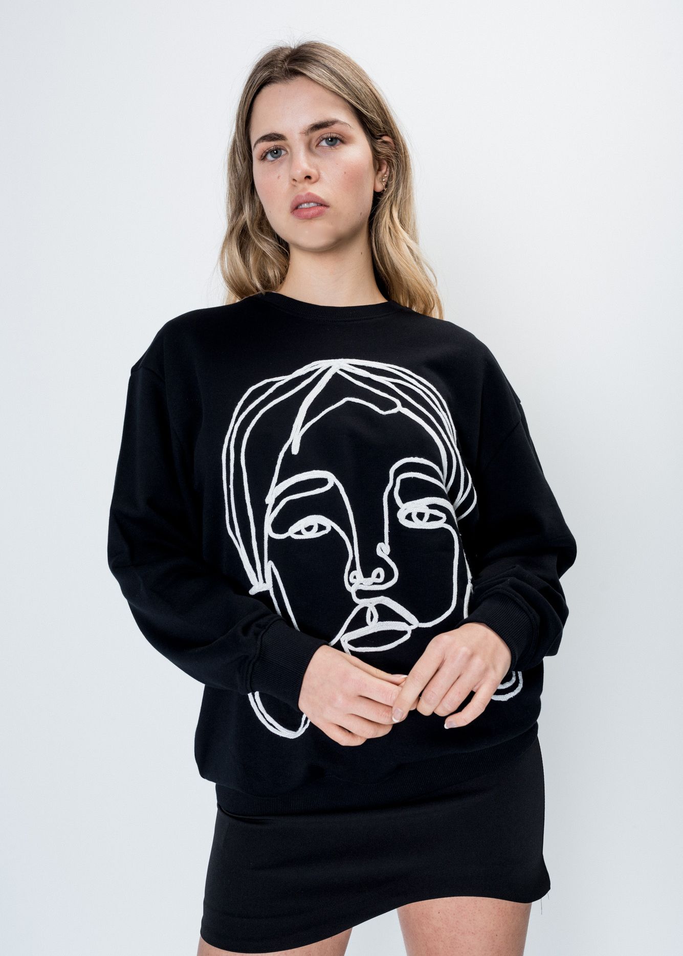 Sweat-shirt noir motif de fille brodé
