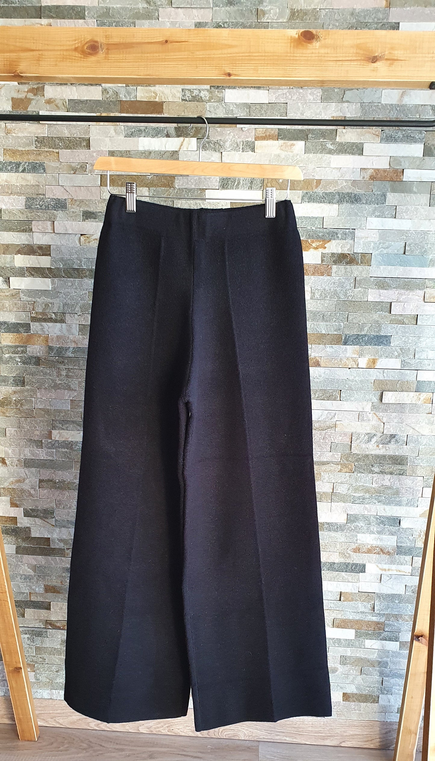 Pantalon noir en tricot recadré