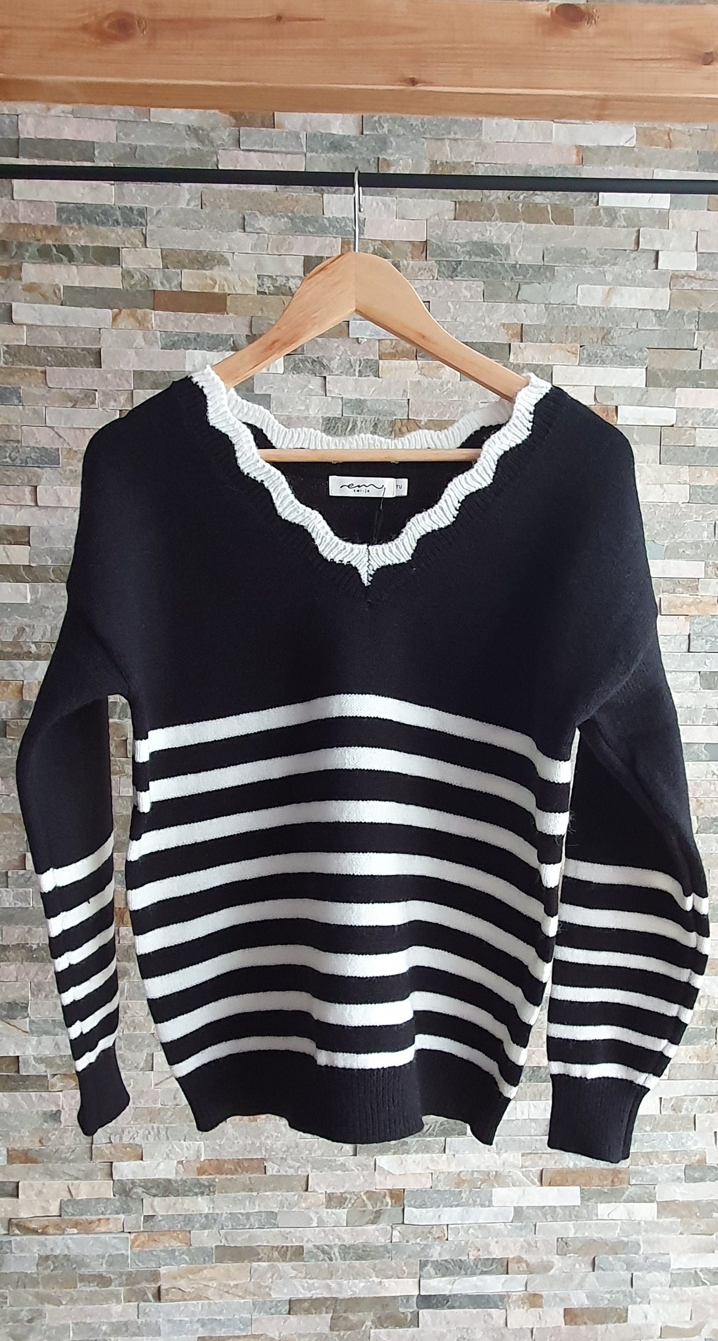 Pull noir col V style marinière
