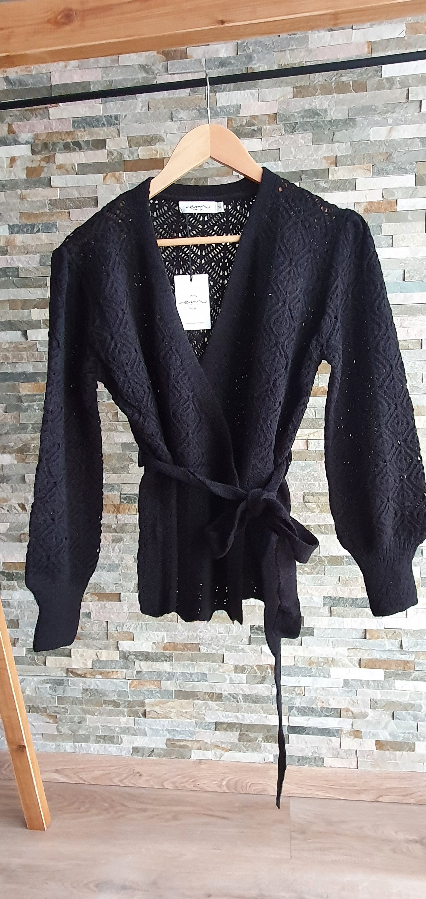 Magnifique gilet noir forme cache-cœur , tout doux .