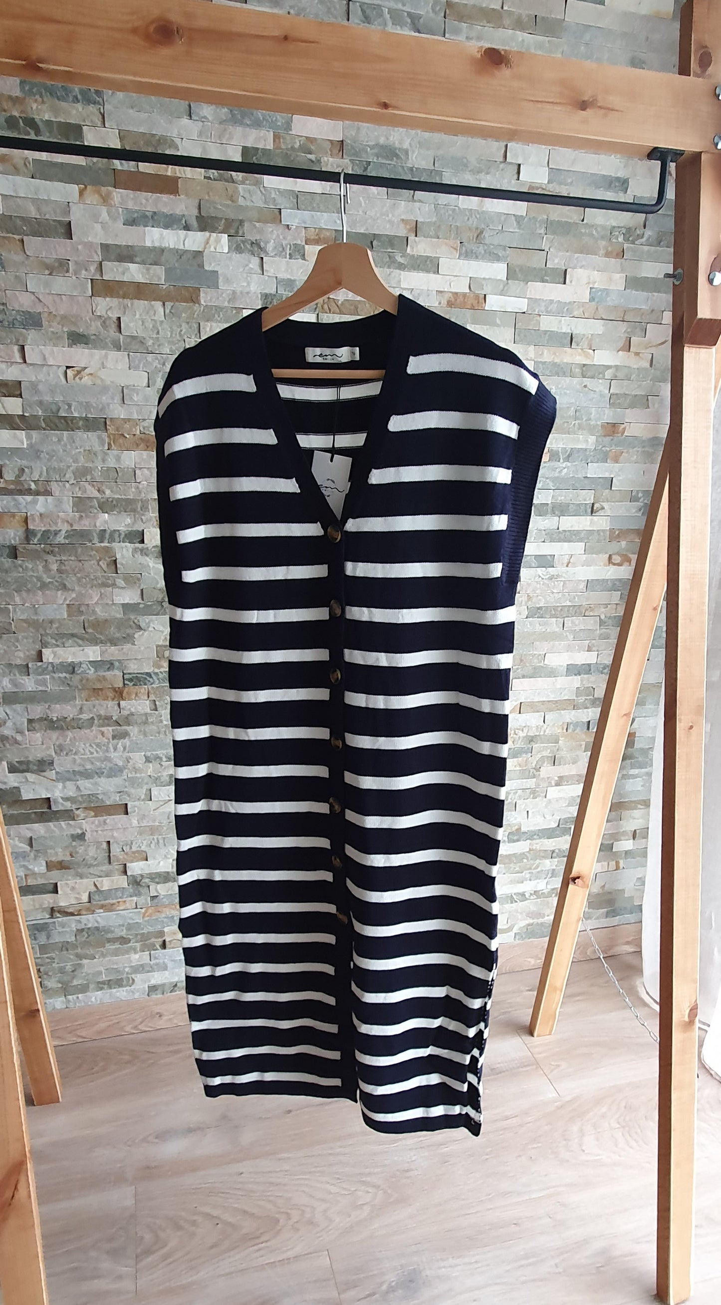 Longue Robe boutonnée marinière bleu marine , col en V Fendue sur chaque côté . Idéale mi-saison et hiver.