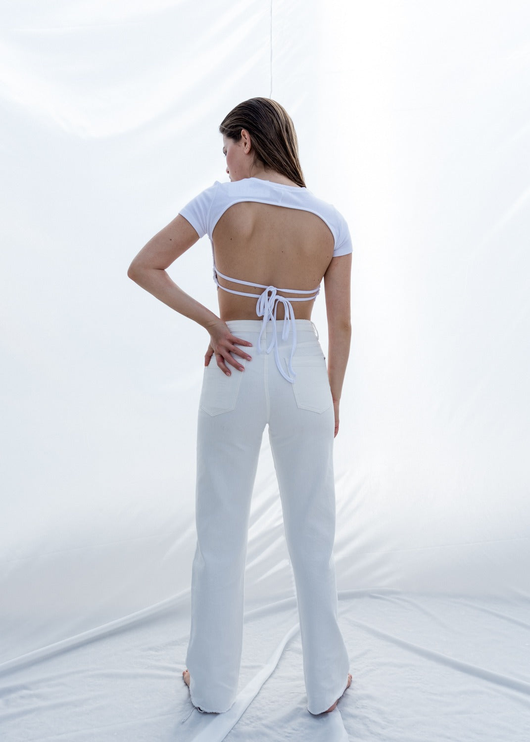 Tee-shirt blanc dessus arrière découpé