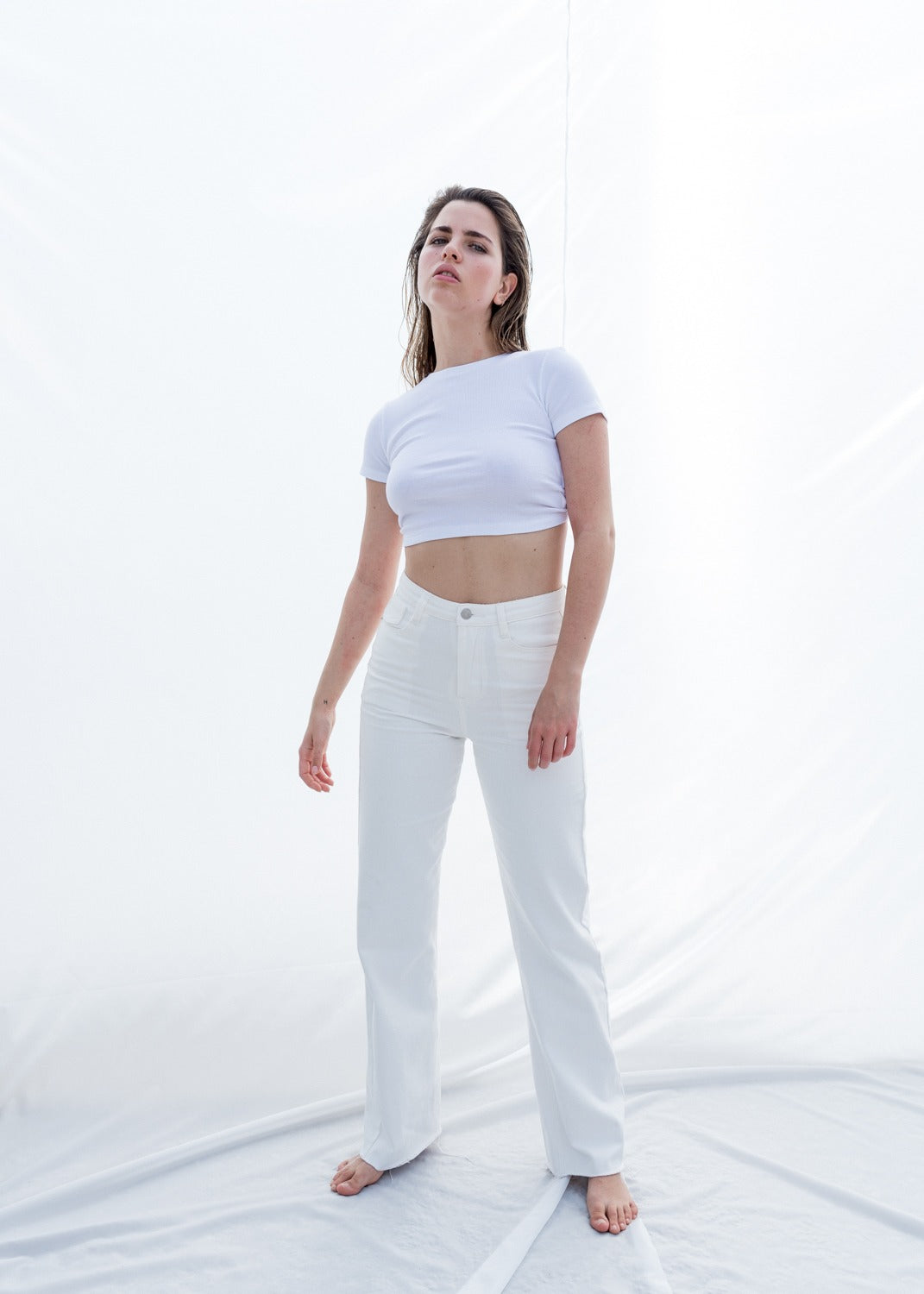 Tee-shirt blanc dessus arrière découpé