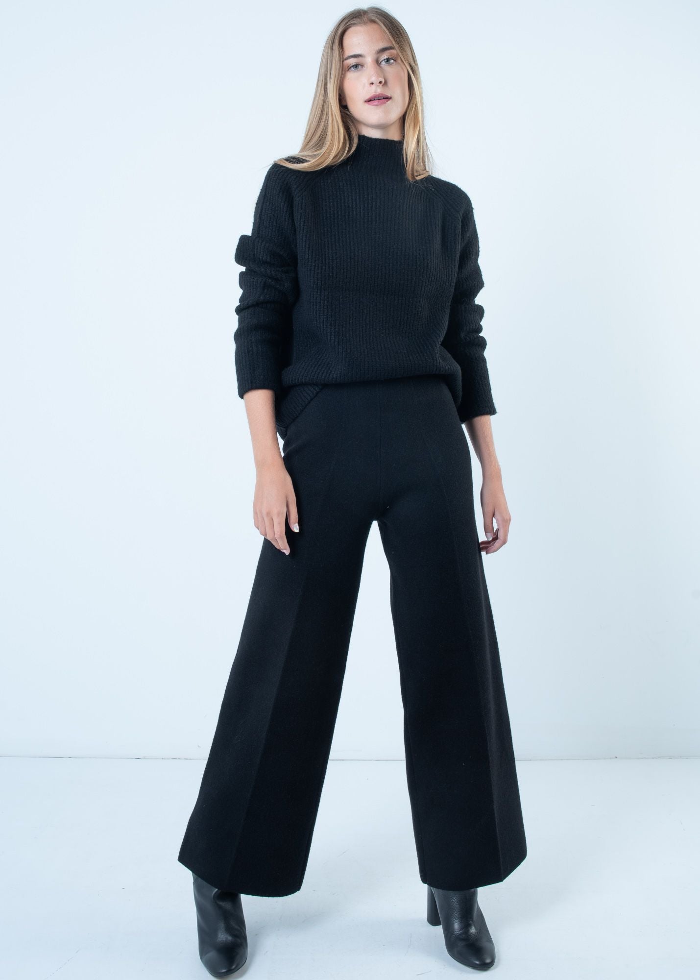 Pantalon noir en tricot recadré