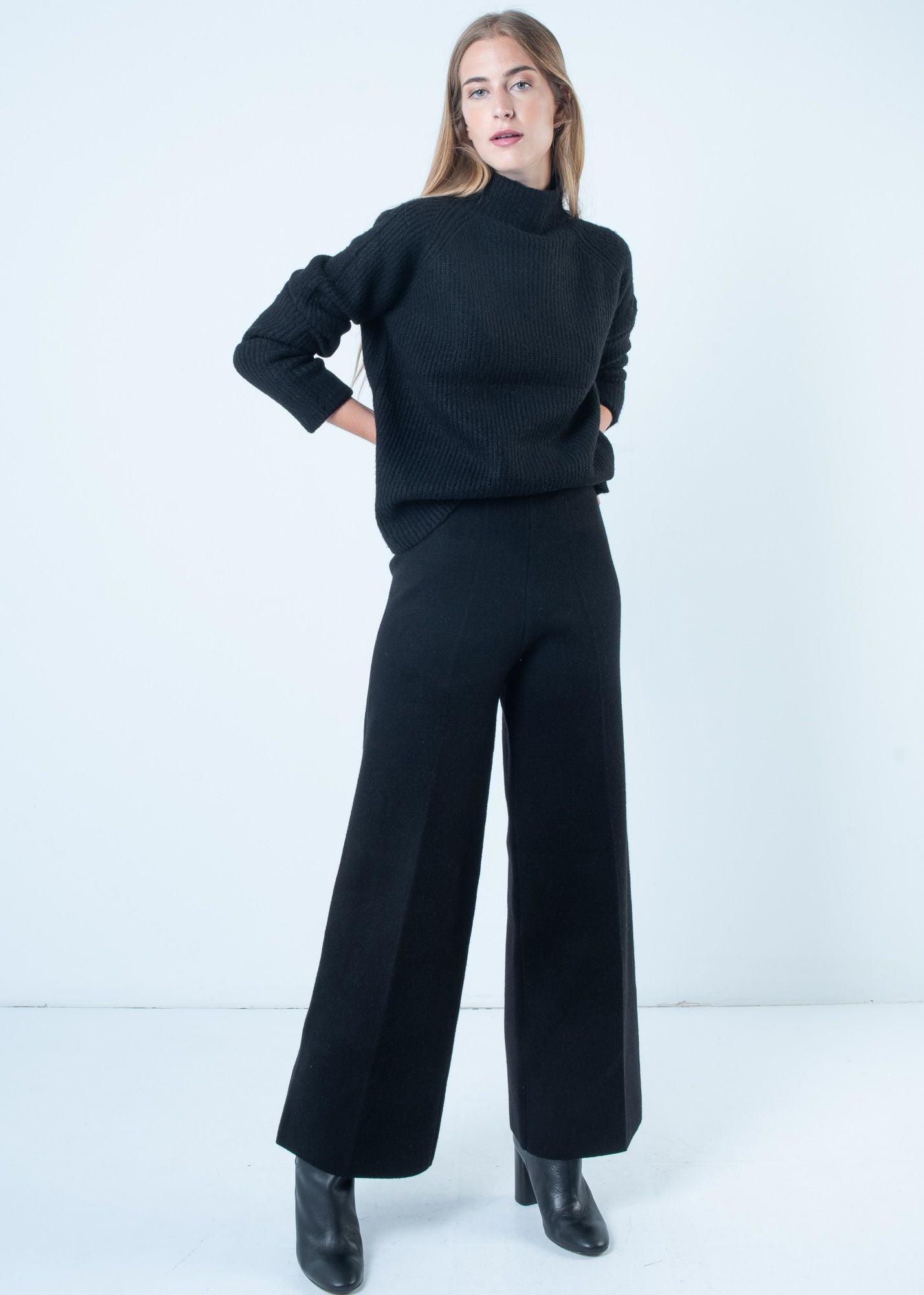 Pantalon noir en tricot recadré