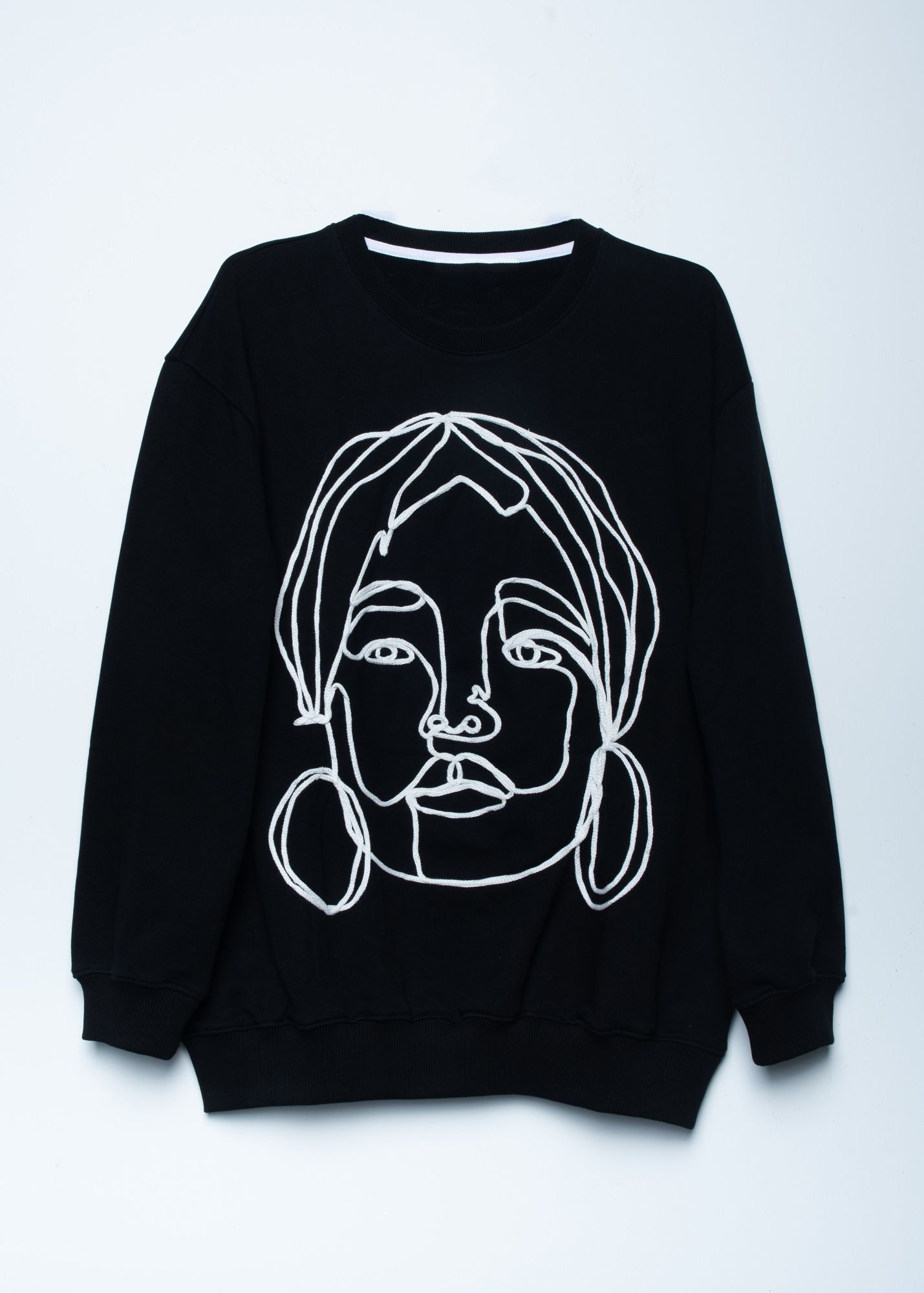 Sweat-shirt noir motif de fille brodé