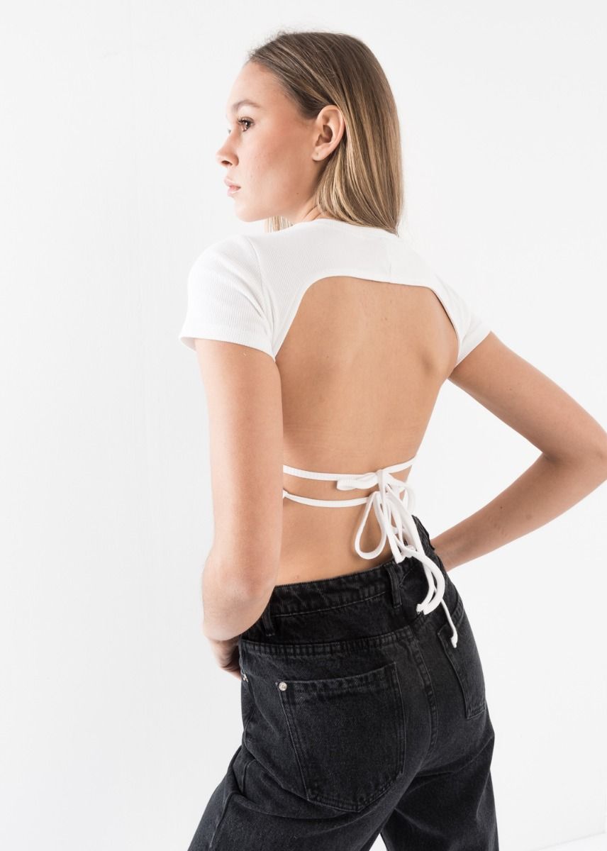 Tee-shirt blanc dessus arrière découpé