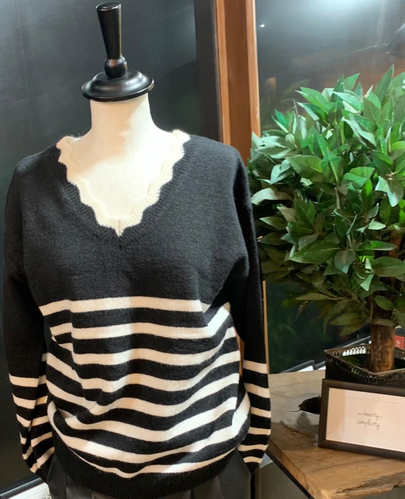Pull noir col V style marinière