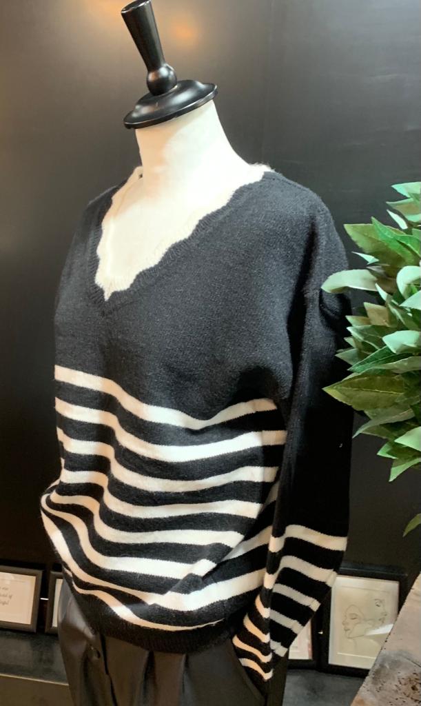 Pull noir col V style marinière