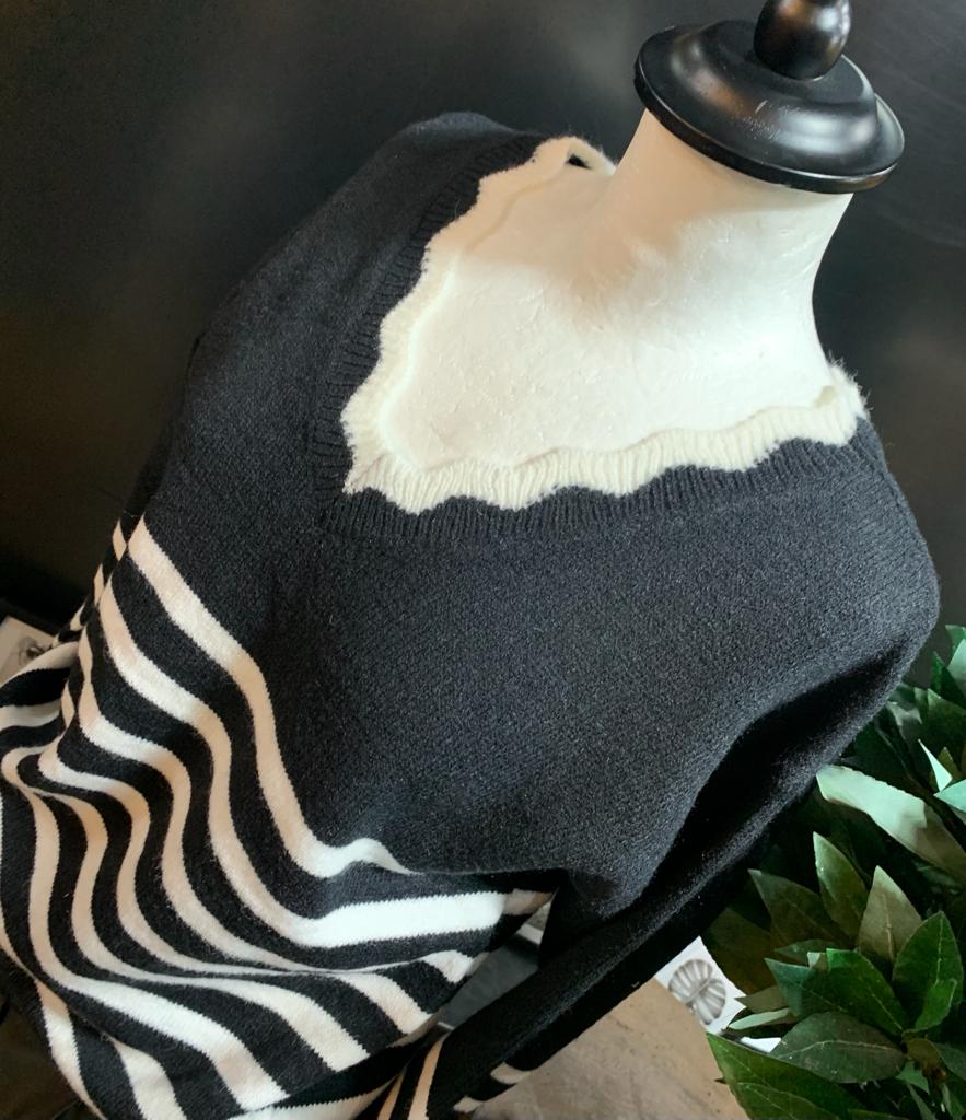 Pull noir col V style marinière