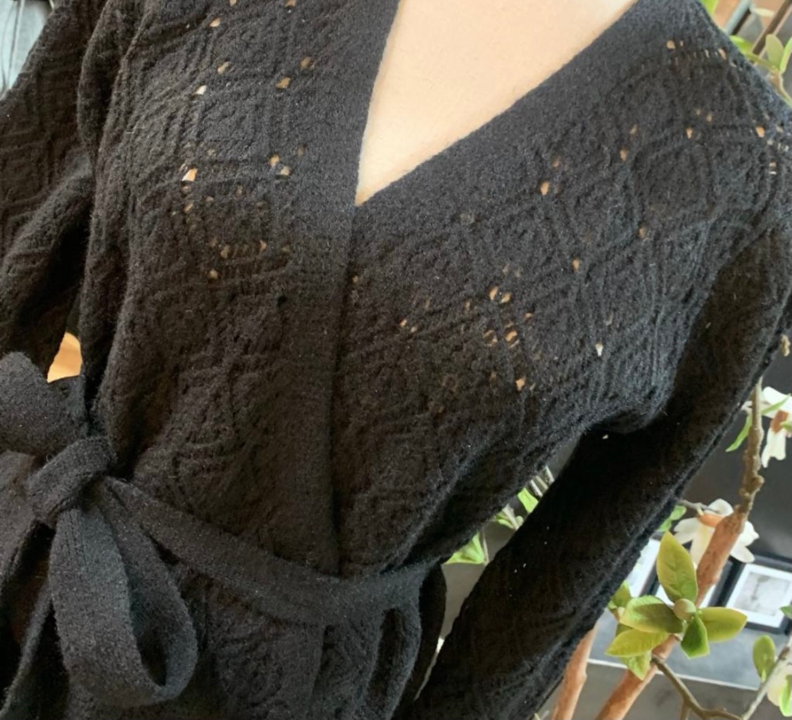 Magnifique gilet noir forme cache-cœur , tout doux .