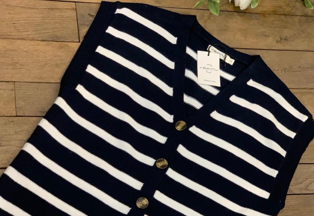 Longue Robe boutonnée marinière bleu marine , col en V Fendue sur chaque côté . Idéale mi-saison et hiver.