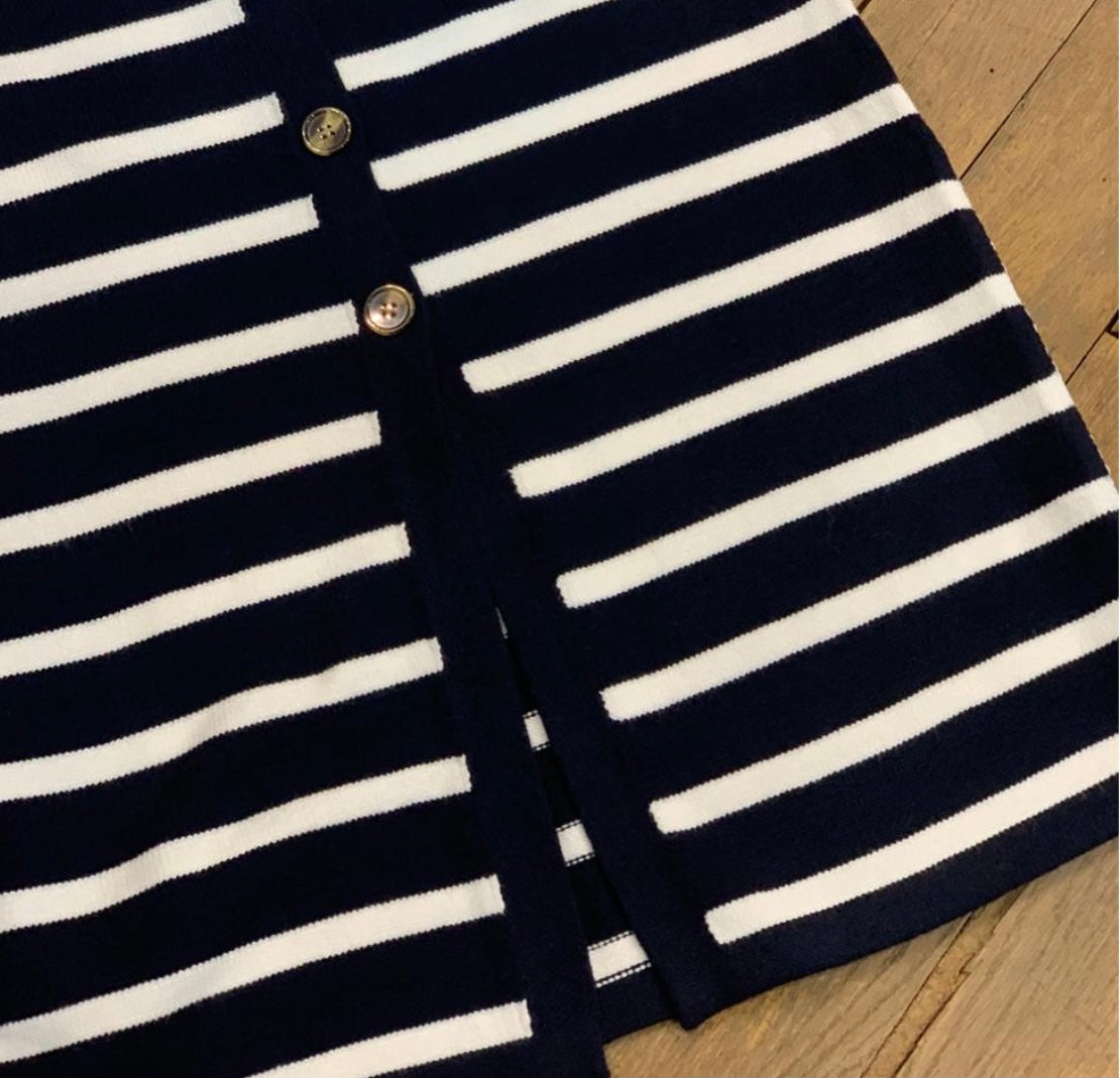 Longue Robe boutonnée marinière bleu marine , col en V Fendue sur chaque côté . Idéale mi-saison et hiver.
