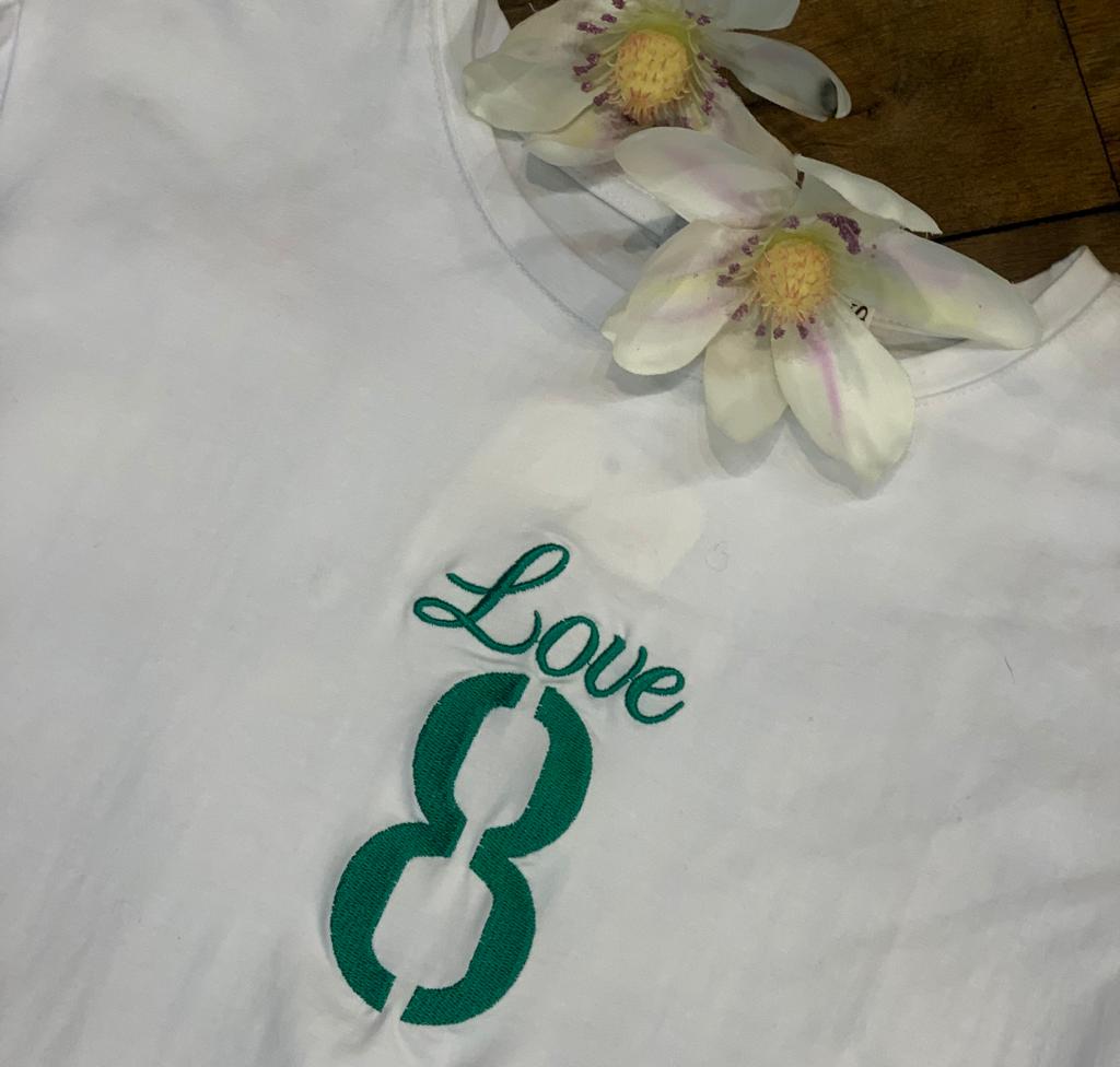 Tee-shirt blanc avec inscription vert LOVE .