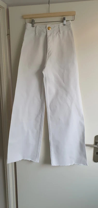 Jean Large Blanc – Finition Effilochée & Bouton Bijou