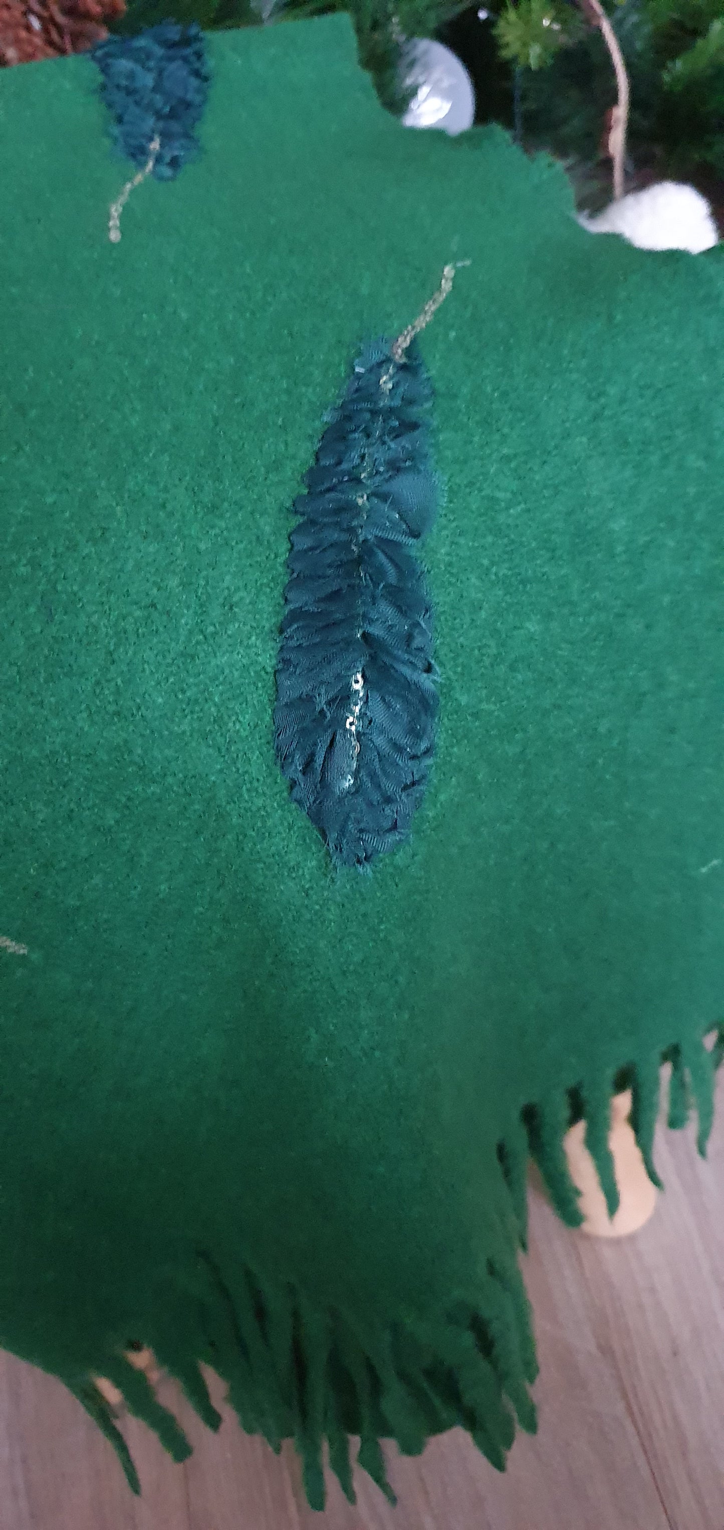 écharpe verte à franche motifs plumes