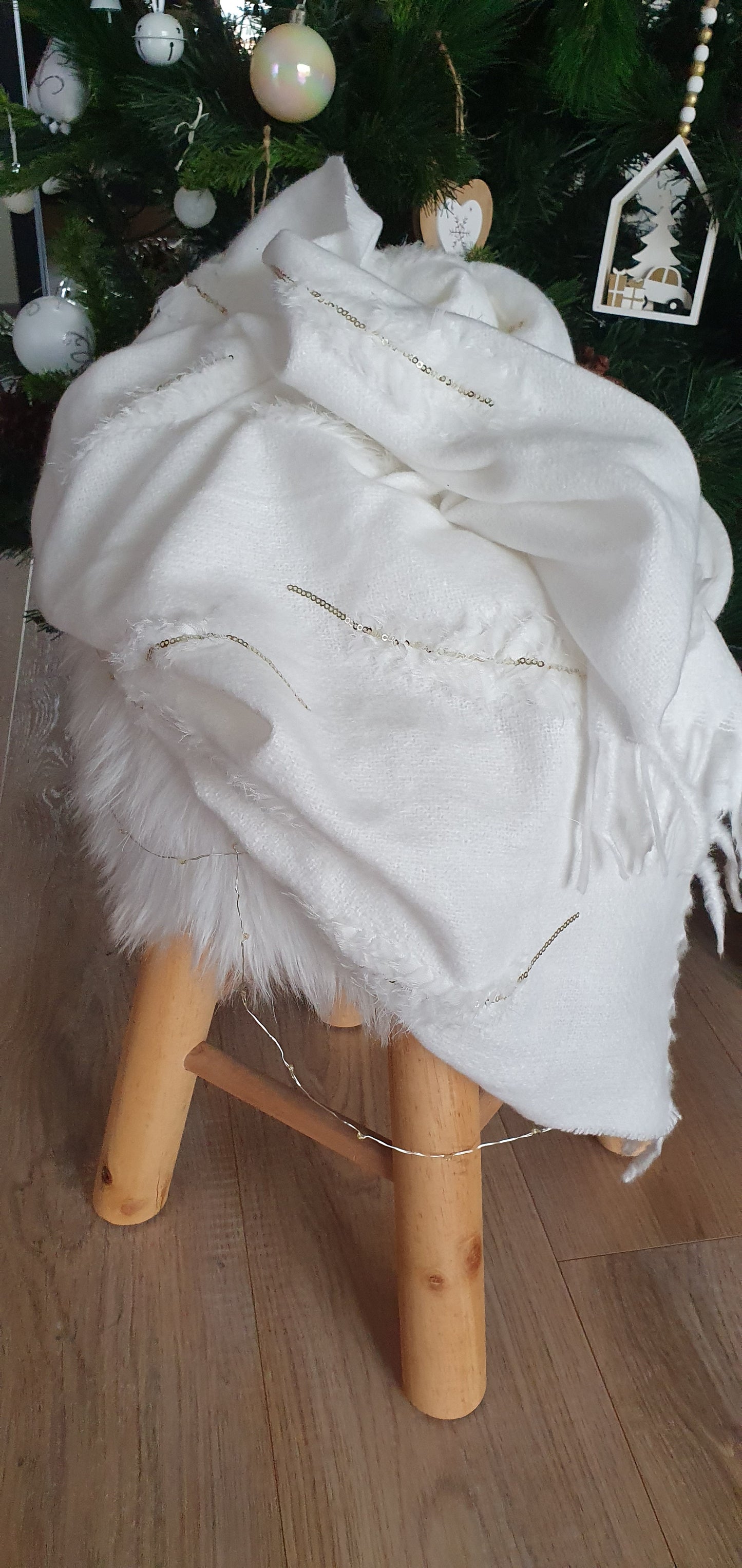 Echarpe blanche à franche motifs plumes