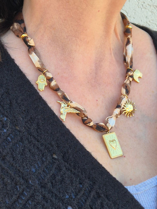 Collier tissu Léopard et plaques dorées