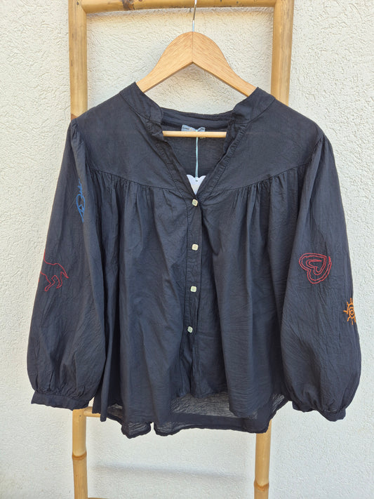 Chemise noire en voile de coton broderies