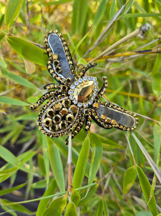 Broche scarabée dorée