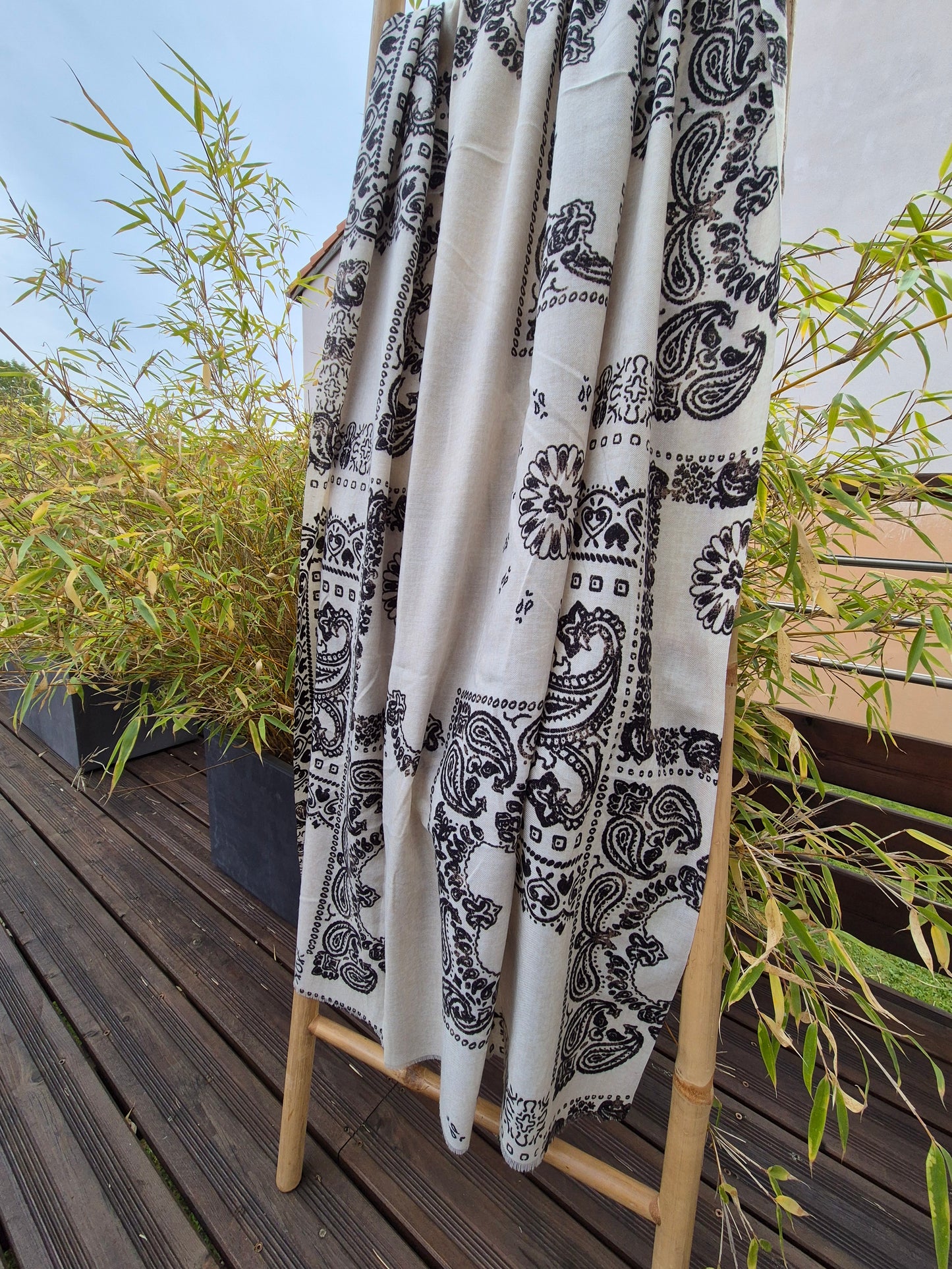 Foulard beige motif Paisley