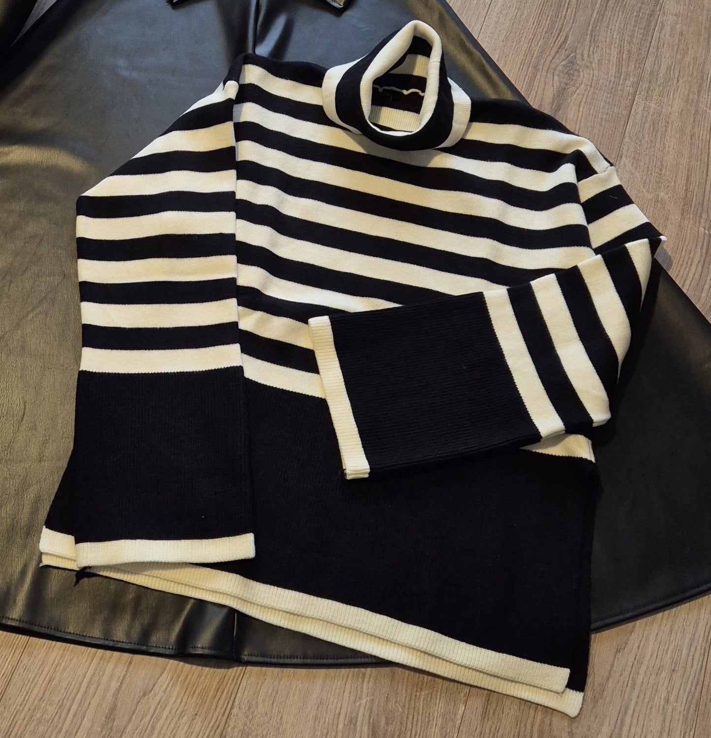 Pull Col Roulé Rayures Noir & Blanc