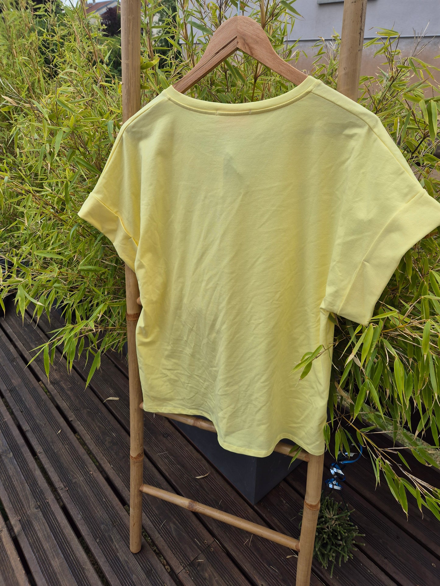 T-shirt col V jaune